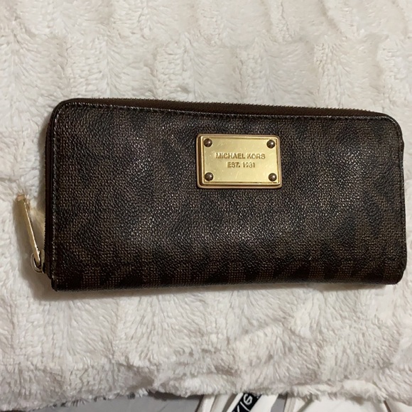Michael kors  signature Jet set zip around ! - Picture 3 of 13